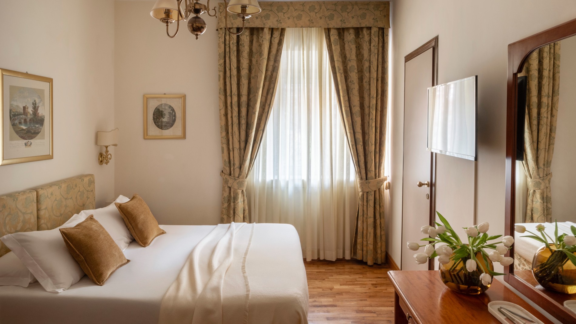 Classic and elegant double bedroom with wooden furniture and refined fabrics in central Rome. - Hotel Cortina, BZAR hotels in Rome